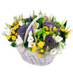 Цветы в корзинке с декоративными цветами